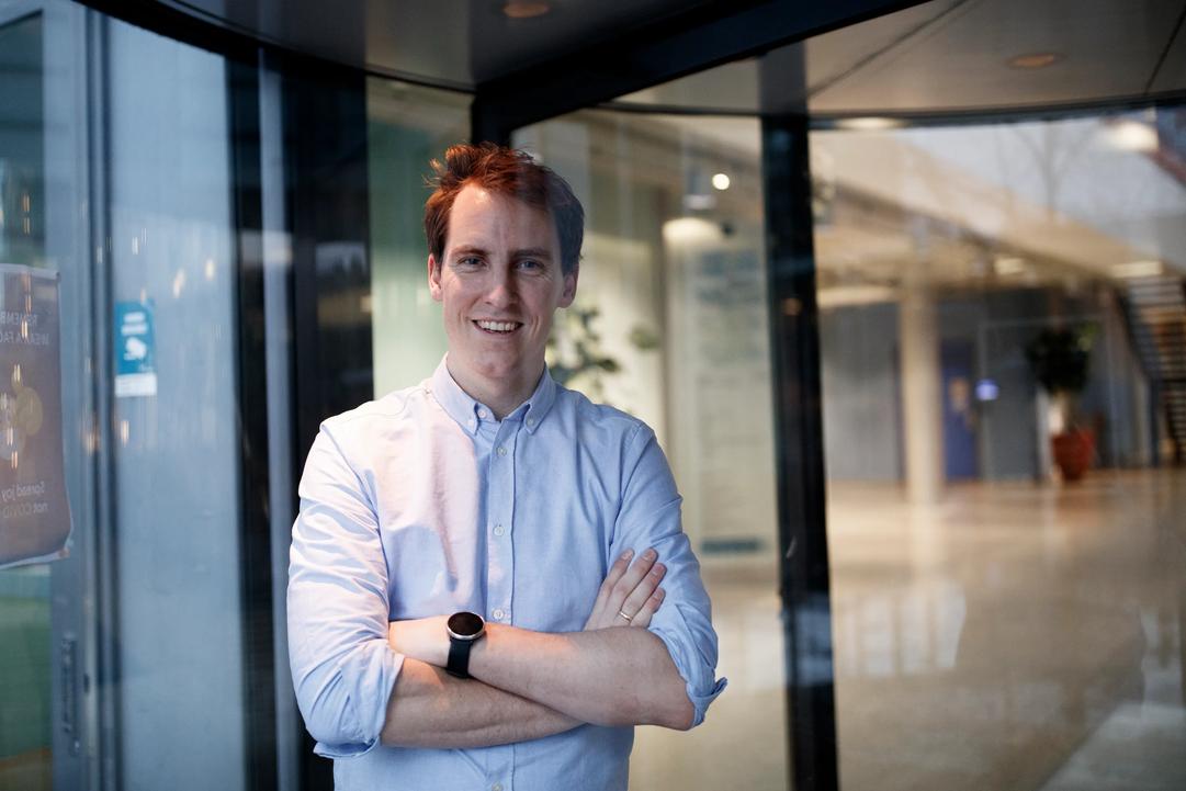 Martin Blomhoff Holm som smiler og holder armene i korss