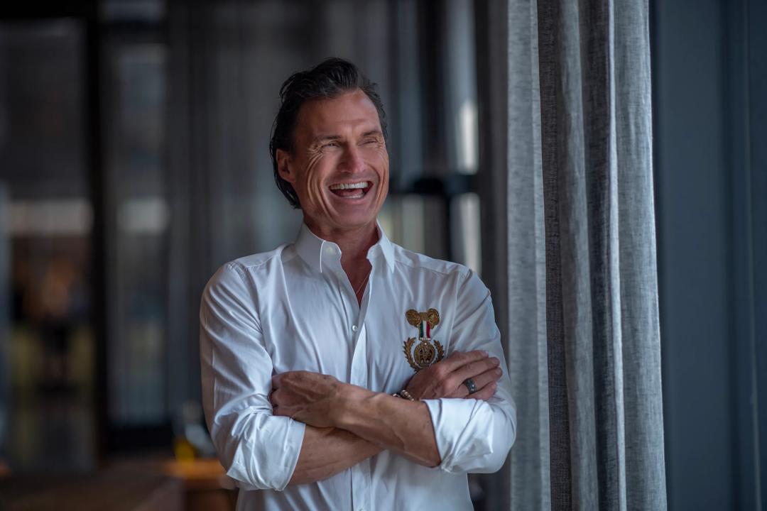 Nordic Choice har sagt opp rundt 1000 innen utgangen av august, om regjeringen ikke gir etter, sier selskapet. Bilde av Petter Stordalen eier hotellkjeden. (Foto: Kate Gabor).