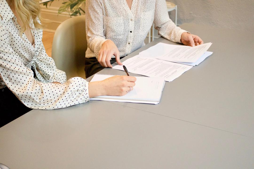 VARSLING: Flere varslere har engasjert seg i arbeidet med å forbedre forholdene for enkeltmenneskene som sier ifra om kritikkverdige forhold på arbeidsplassen, skriver Brita Bjørkelo og Birthe Eriksen i dette bokutdraget fra boken «Varsling i arbeidslivet» (Cappelen Damm Akademisk). Foto: Gabrielle Henderson on Unsplash).