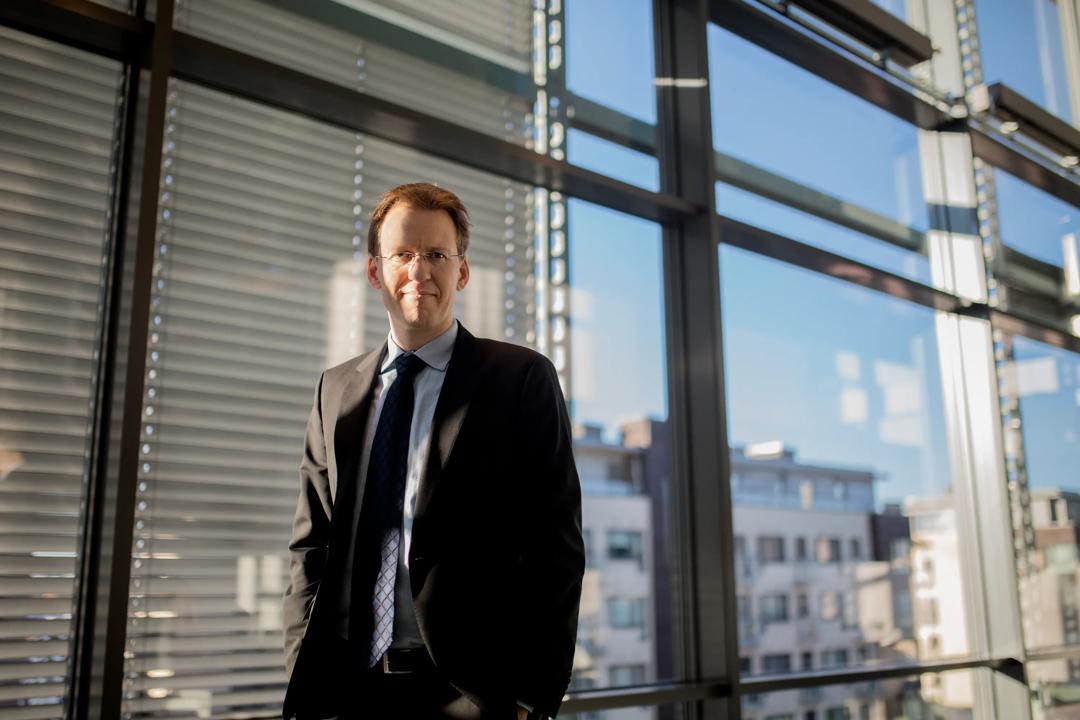 Jon Bingen Sande gjør nyskapende forskning om anskaffelser i helsevesenet.