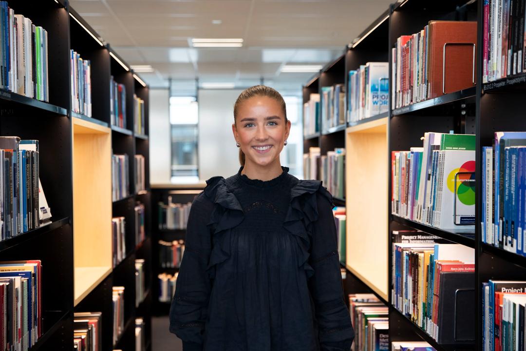 Portrett av Christina på et bibliotek