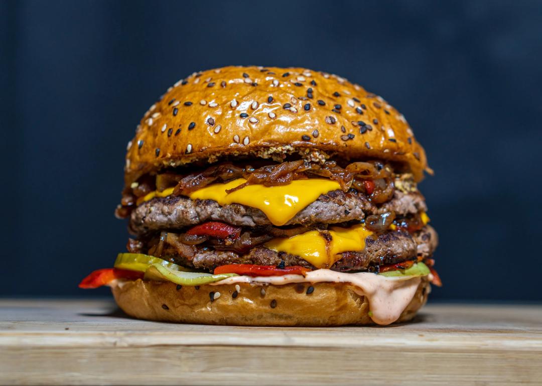 En saftig cheeseburger.