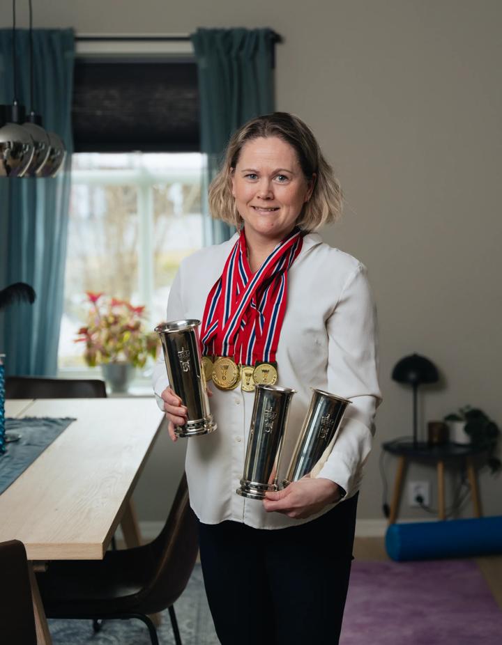 Monica Halvorsen holder medaljer og pokaler.