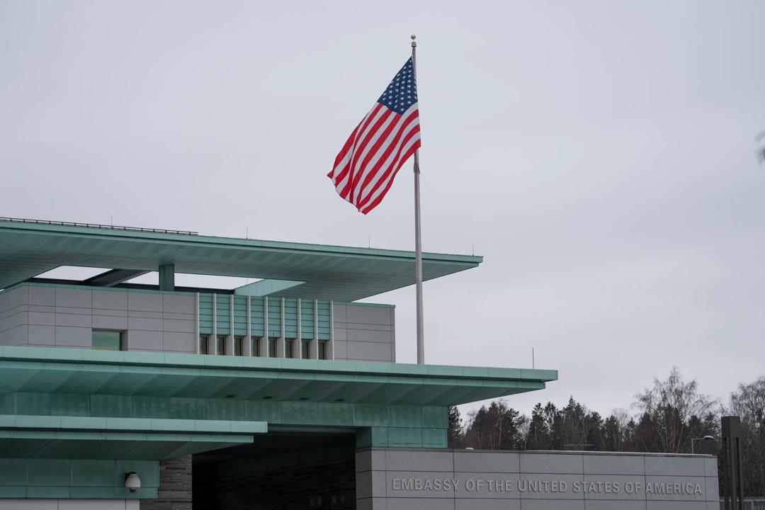 Amerikansk flagg ved USAs ambassade i Oslo