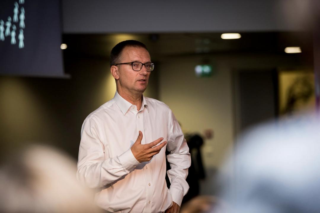 Plutselig stoppet han opp, så på meg og sa «Øyvind. Du er en utro lytter.» (Bildet av Øyvind Kvalnes i en forelesningssituasjon.)