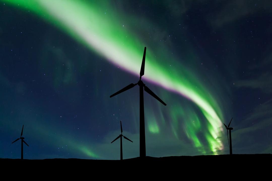 Bilde av vindmøller under en kveld med nordlys