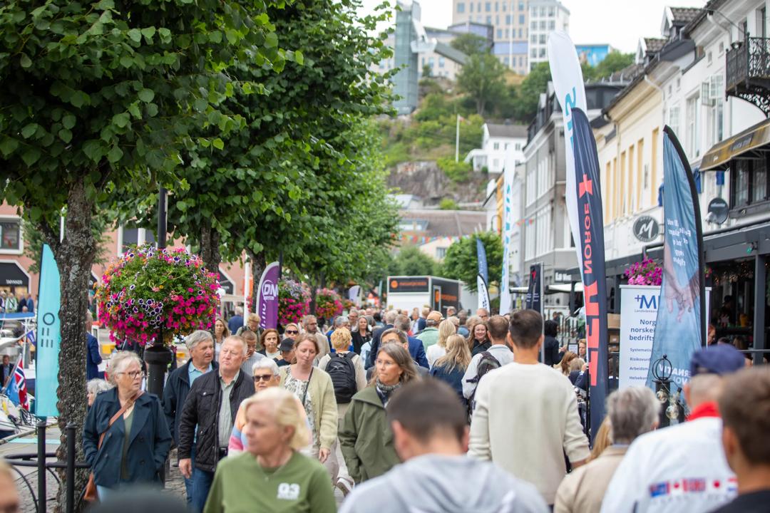 Folk som går langs Arendalsuka 2025