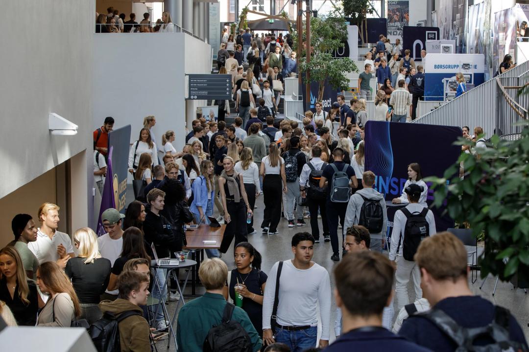 Bilde inne på campus Oslo under rekrutteringsdagen. Mange studenter som går på campus.