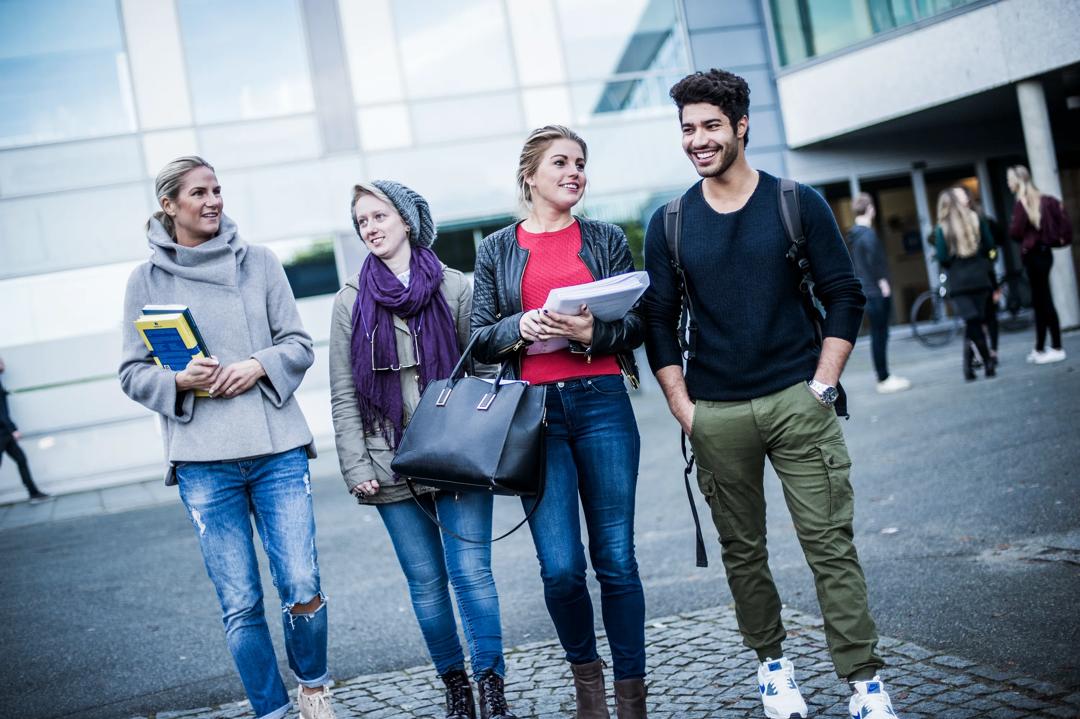 Students walking around at campus Stavanger