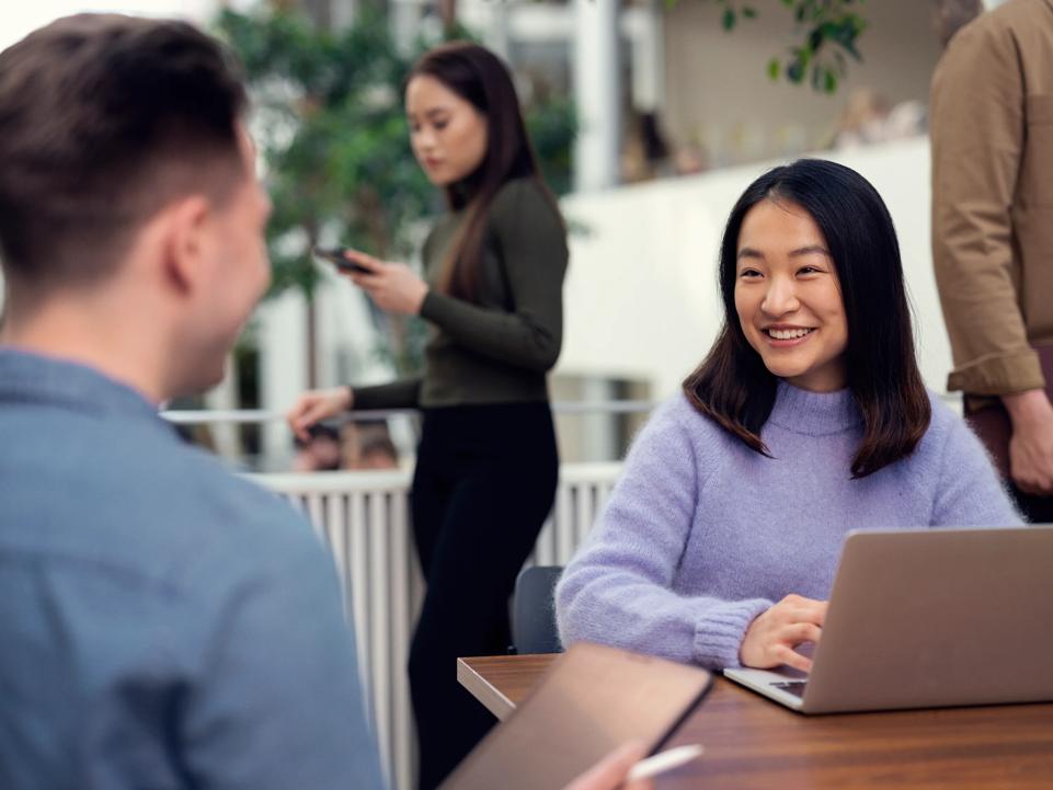 kvinne som snakker med medstudent