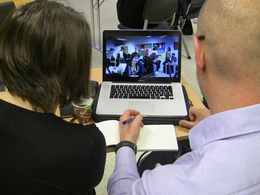 To personer som deltar på digital undervisning