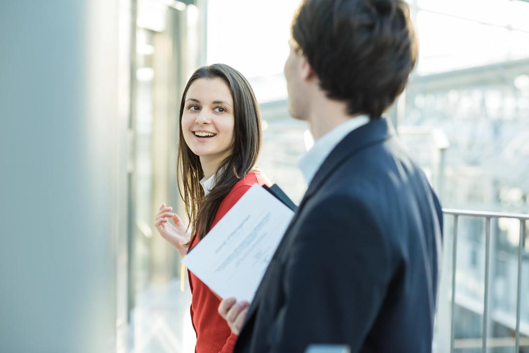 To studenter som snakker sammen og ler