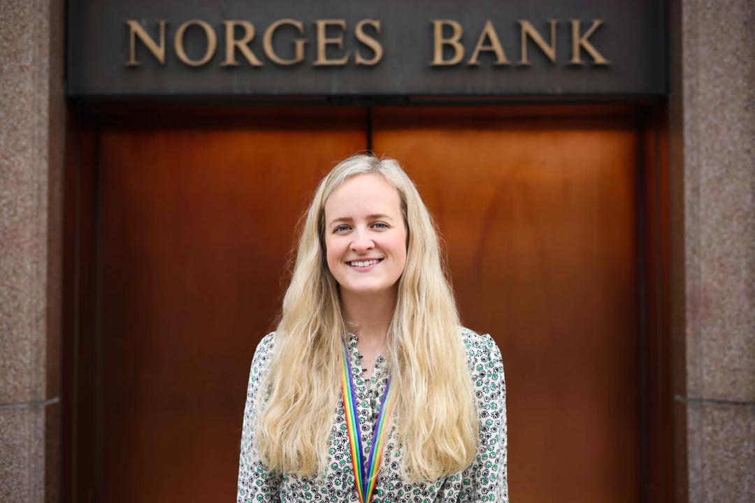 Bjørg Bakke utenfor Norges Bank