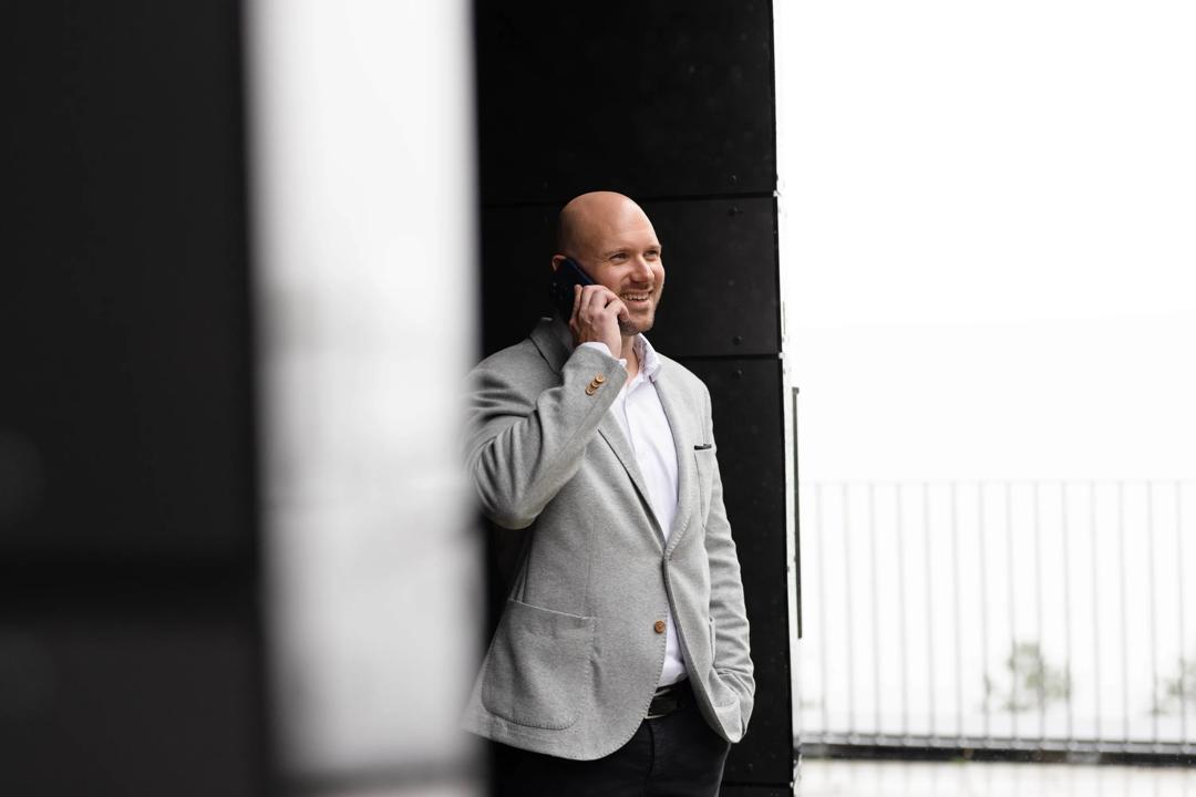 Micahel Mcneil som står å prater i telefonen
