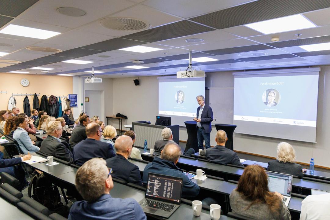 Image of the participants and one of the speakers. Photographed by Adrian Vaagsnes, BI Norwegian Business School.