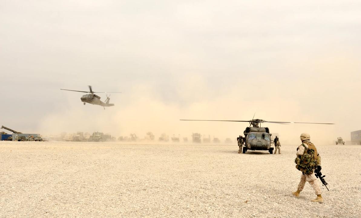 Bilde av helikopter som lander i ørkenen