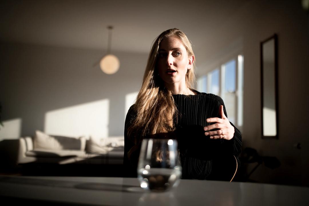 Rita Haugeland som sitter ved boret og snakker
