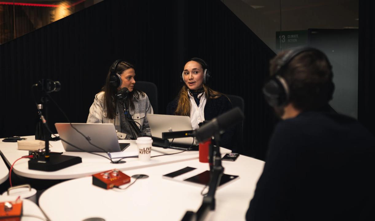 Marte og Gloria i podkaststudio