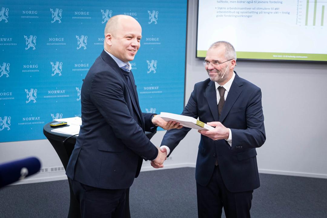 Leder av skatteutvalget Ragnar Torvik overrekker utvalgets innstilling til finansminister Trygve Slagsvold Vedum