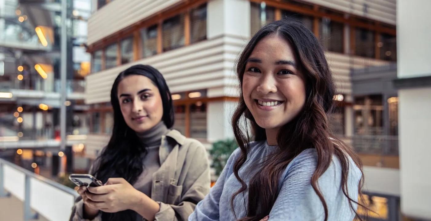 To kvinnelige studenter på campus Oslo