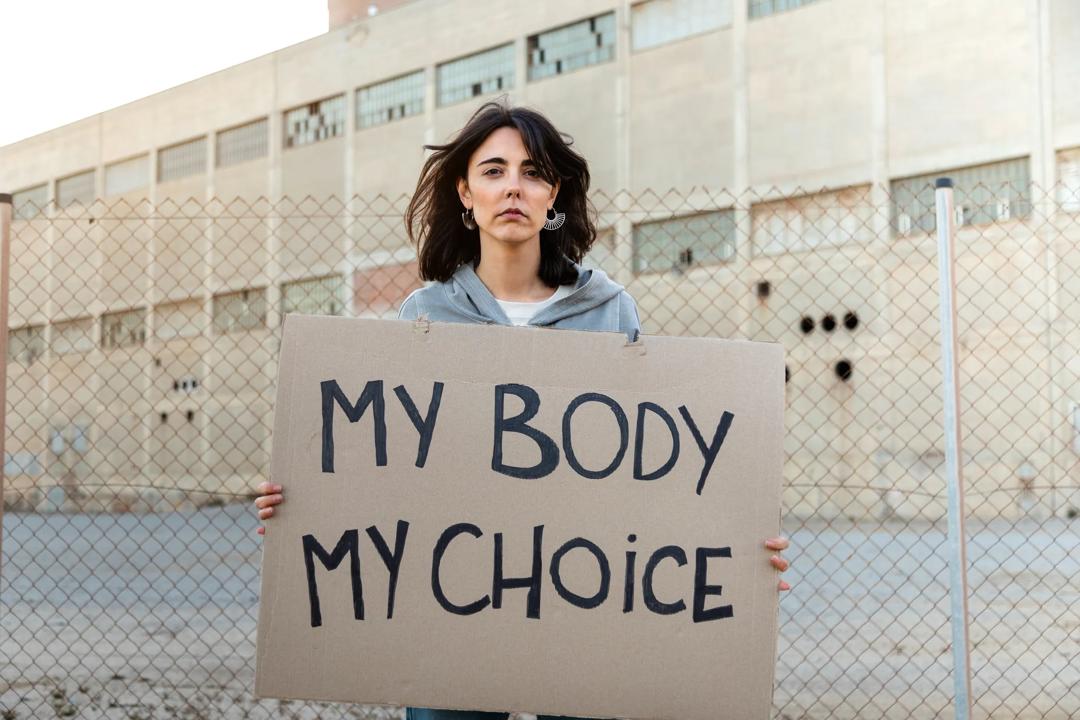 Woman holding sign reading 'My body my choice'
