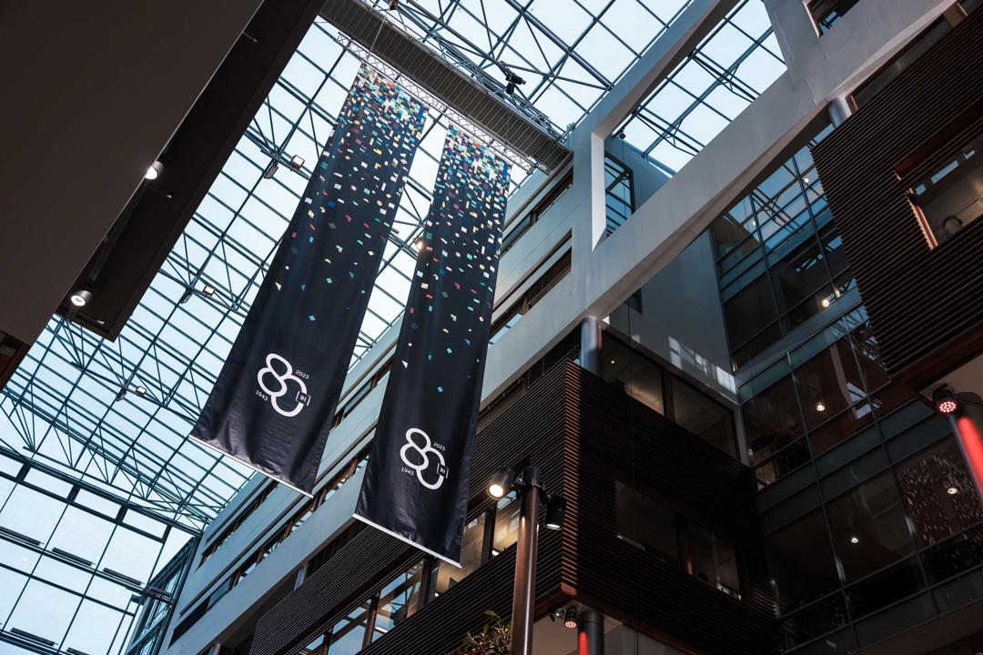 Bannere for "BI 80 år"