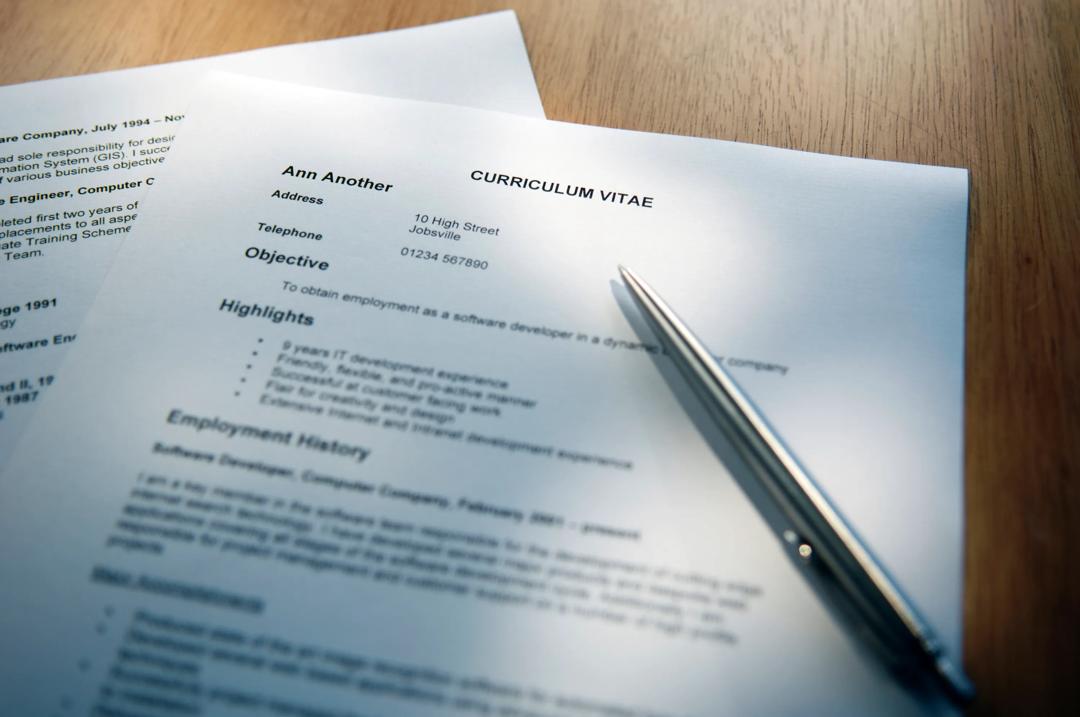 Rekrutteringsekspert Ole Iversen deler her råd om hvordan du lett kan skille deg ut med CV-en din.