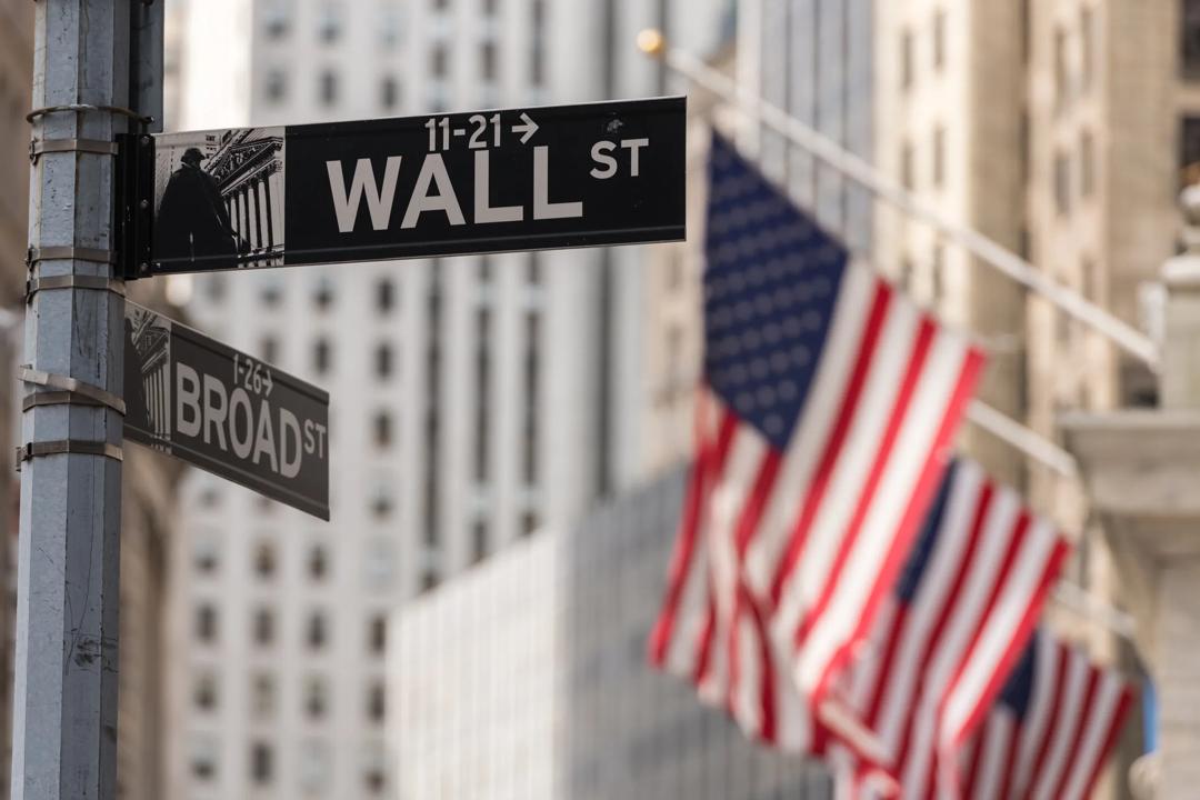 Bilda av amerikanske flagg på Wall Street i New York.