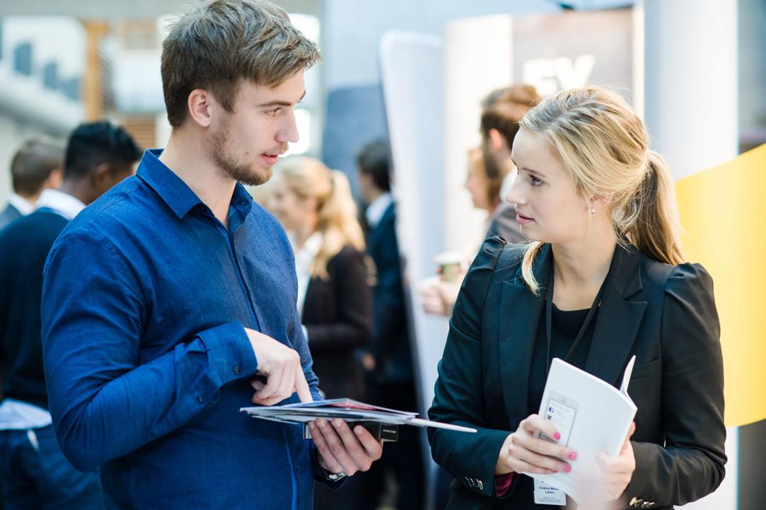 To personer som har en samtale på en stand