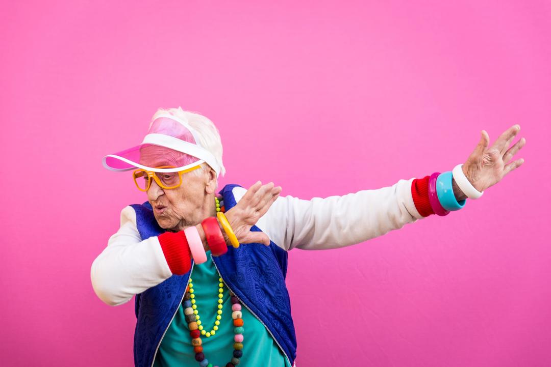 Eldre dame poserer i hip hop stil
