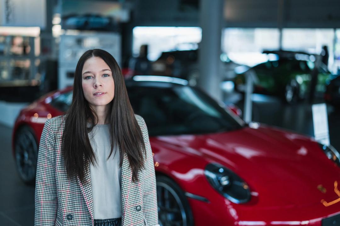 Bilde av Guri og en bil