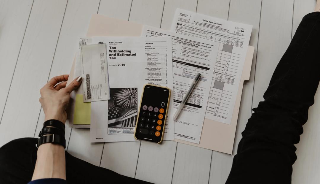 Formuesskatt gir to uheldige vridninger, og derfor er samfunnsøkonomer internasjonalt gjerne skeptiske til formuesskatt, skriver artikkelforfatterne. Her illustrert ved en dame som holder på med skattepapirer. (Foto: Kelly Sikkema, Unsplash.com)