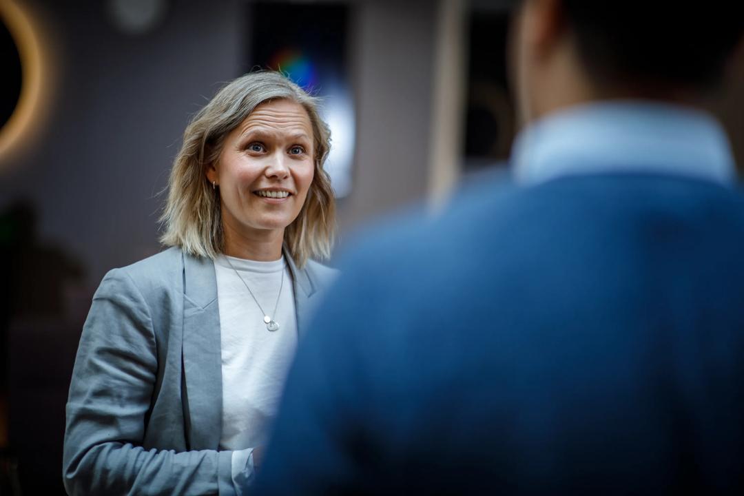 Dame som snakker med en mann