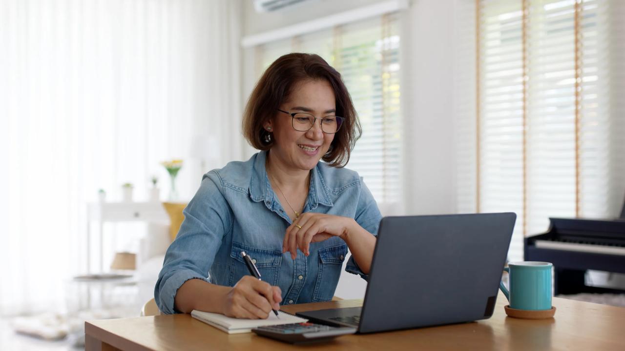 kvinne deltar på webinar