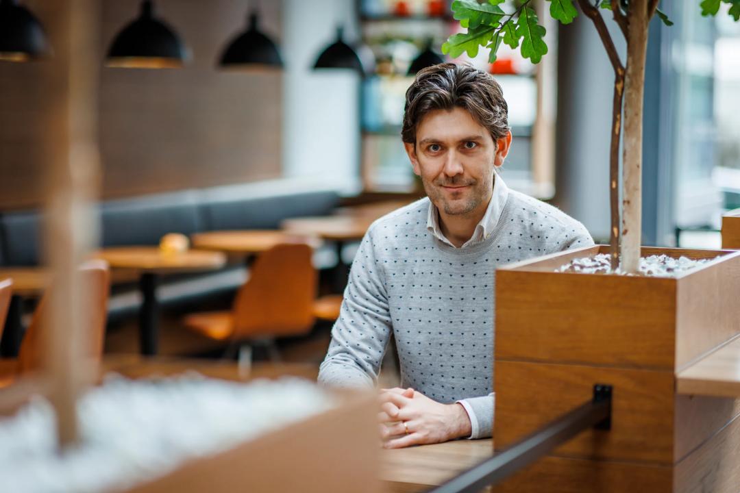 Bilde av Matthew Whaley som sitter ved et bord