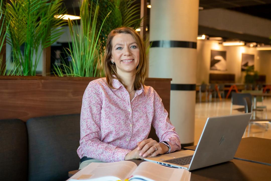 Åse som sitter ved et bord