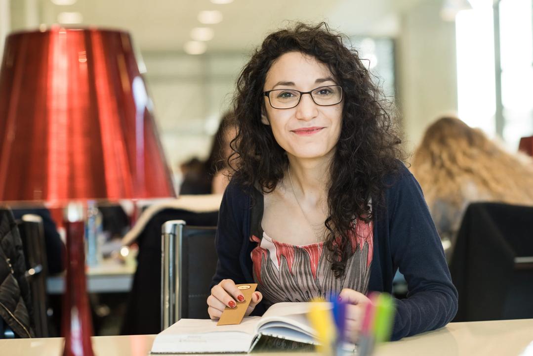 Smilende kvinnelig student
