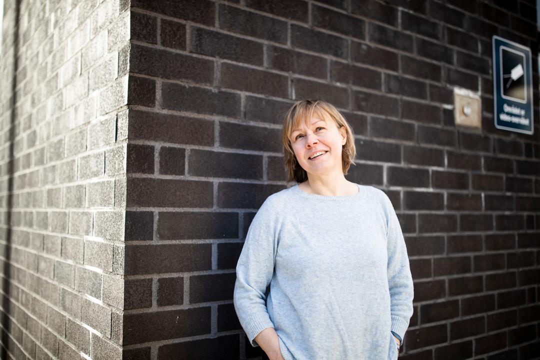 Charlotte &Oslash;stegaard som st&aring;r foran en murvegg