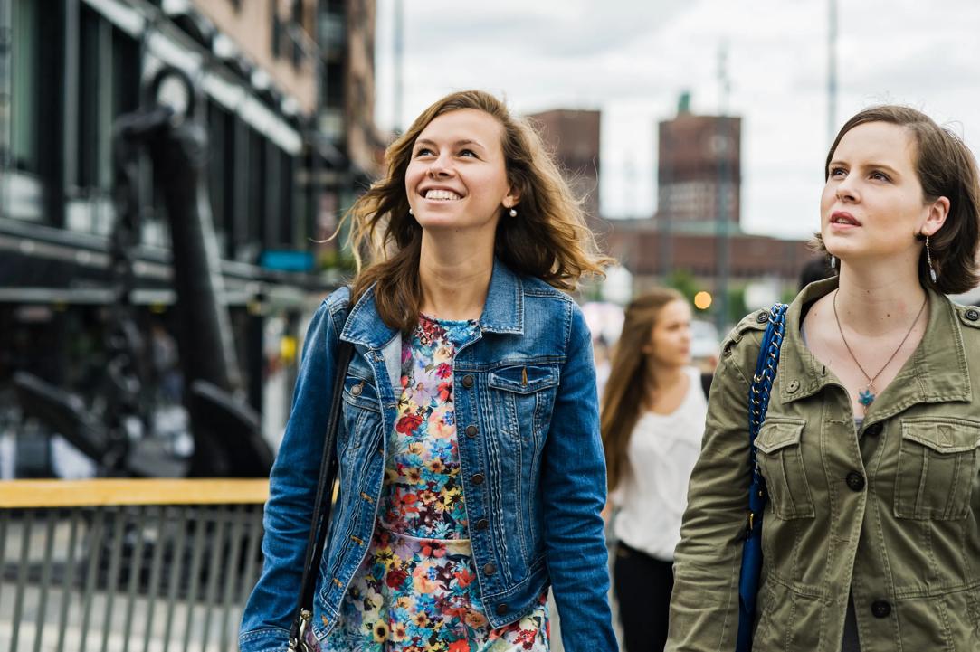Two girls at Aker brygge