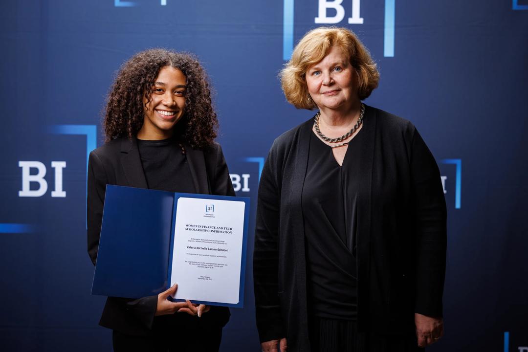 Scholarship confirmation ceremony 2022 med en student og rektor Karen Spens