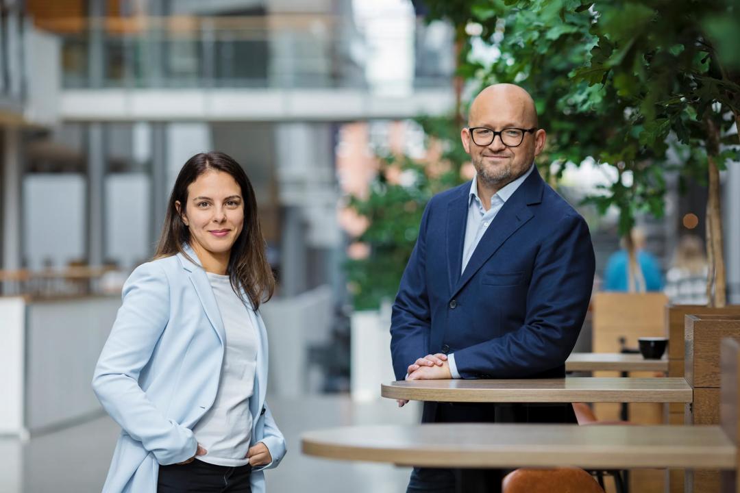 Mannelig student som leser