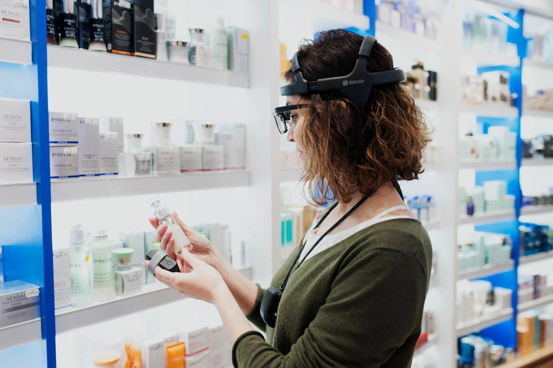Headset kan måle øyebevelgelser og hjerneaktivitet