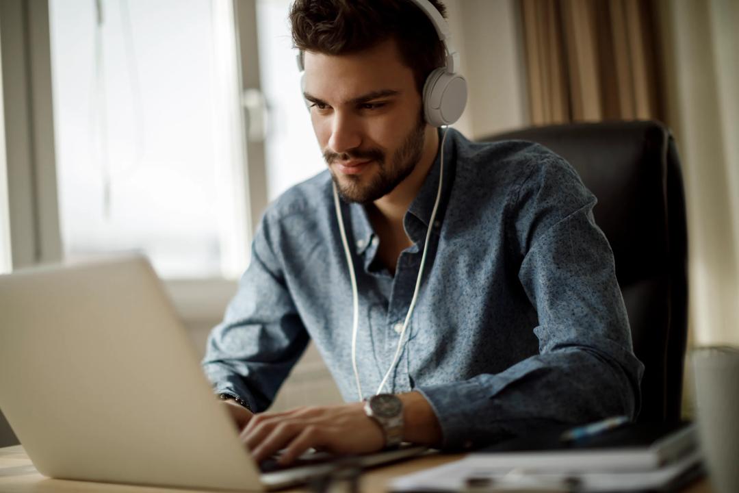 Bilde av en mann i et digitalt møte