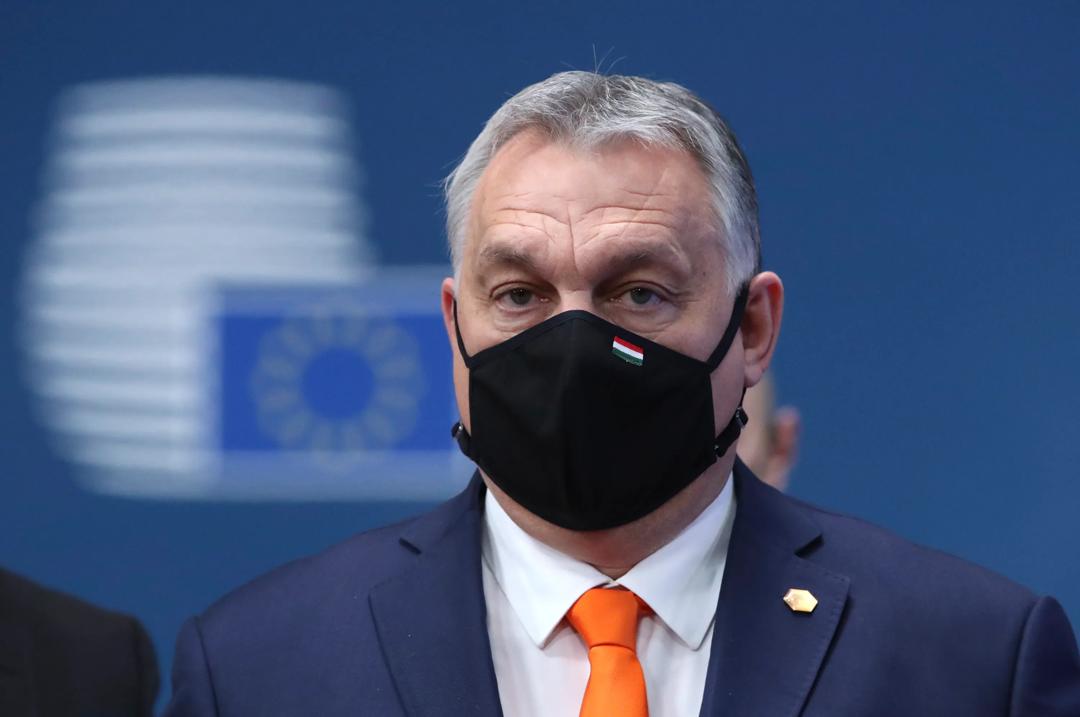 EU kan knytte demokratiprosjektet opp til viktige under strømmer i både Polen og Ungarn, slik som Borgerinitiativet, prosjektet Frie Domstoler, eller kvinners kamp for rett til selvbestemmelse, skriver innsenderne. Bildet er fra Ungarns statsminister Viktor Orban ankommer et EU-toppmøte i European Council-bygningen i Brussel. (Foto: Yves Herman, Pool via AP)