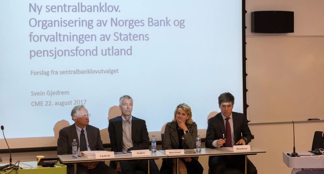 Bilde av Svein Gjerdrem, Hilde Bjørnland og Espen Henriksen på Handelshøyskolen BI.