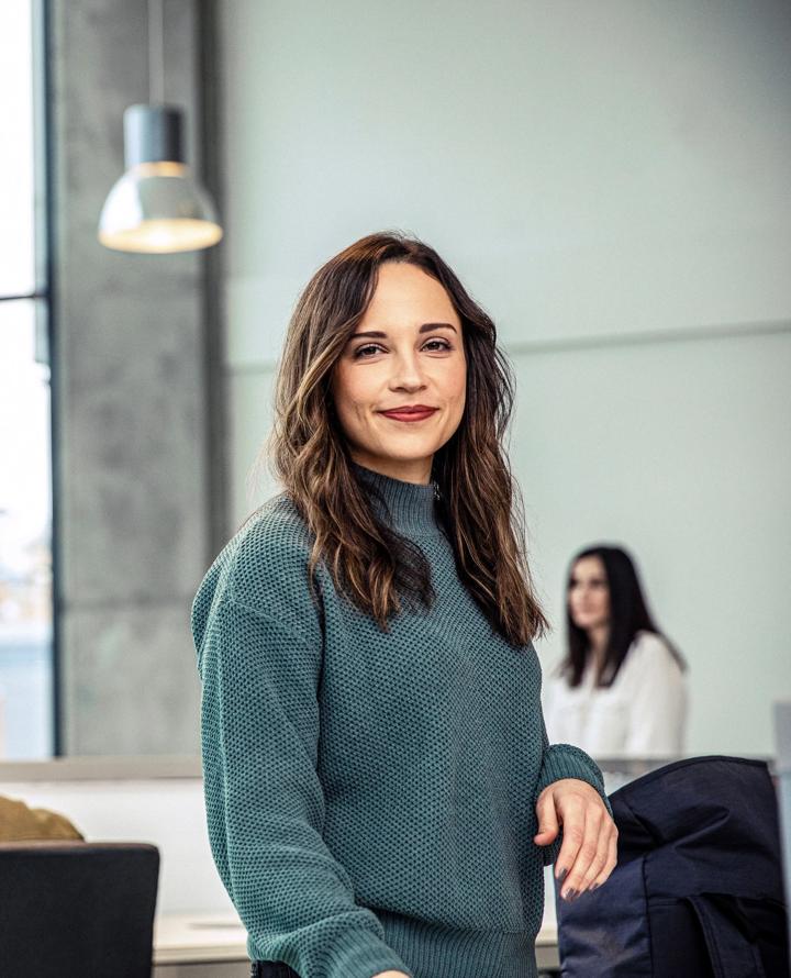 Bilde av ei kvinnelig student på campus