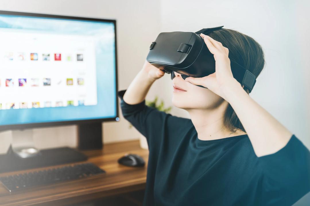 In five steps, learn how you can prototype multisensory experiences in VR (woman with VR goggles pictured).