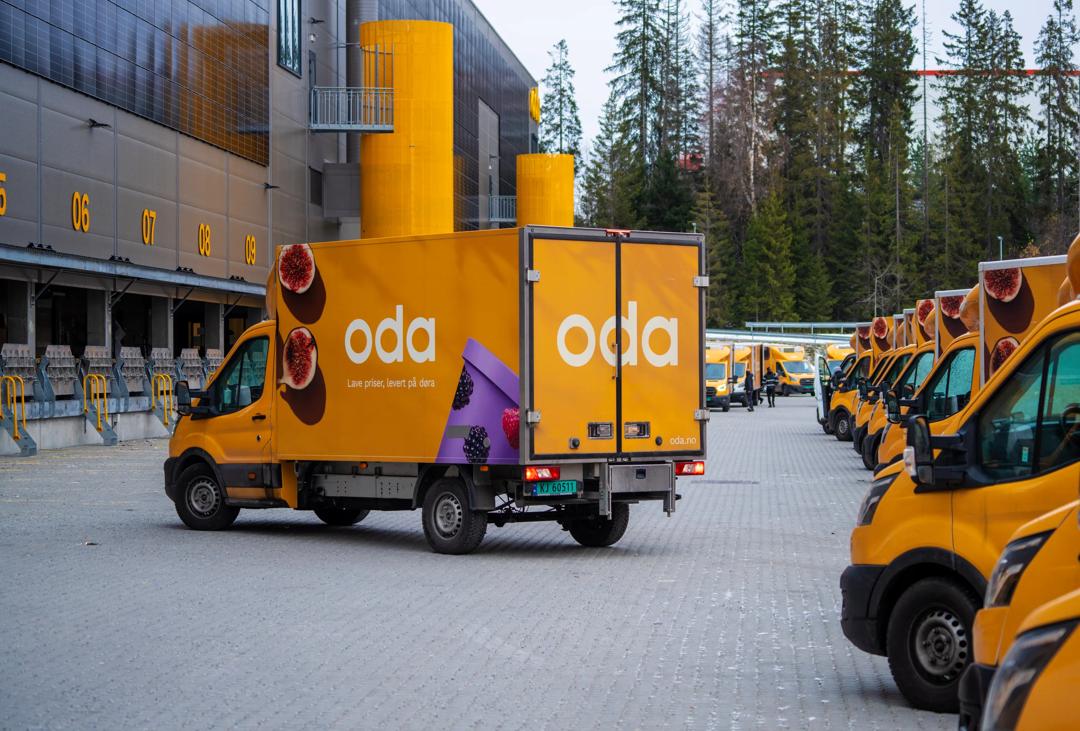 En varebil fra Oda står foran et varelager.