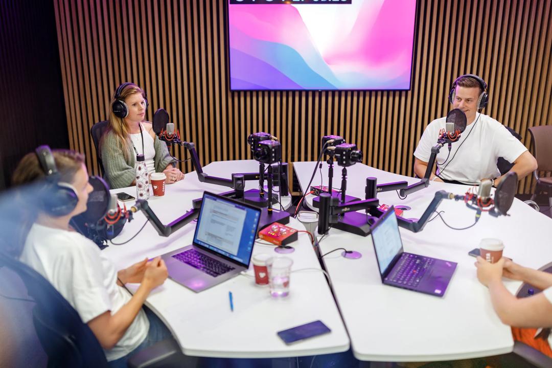 Gjester i podkaststudio