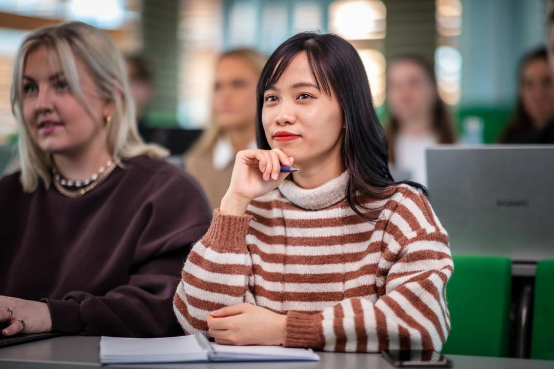 Bilde av studenter i forelesning